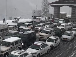 VIDEO: अटल टनल में फंसे हजारों पर्यटक, रोहतांग में बर्फबारी से दूर-दूर तक सैकड़ों गाड़ियों की लाइन