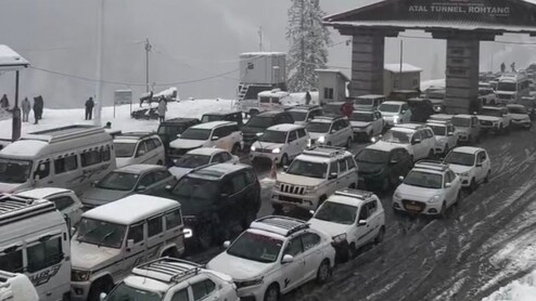 VIDEO: अटल टनल में फंसे हजारों पर्यटक, रोहतांग में बर्फबारी से दूर-दूर तक सैकड़ों गाड़ियों की लाइन