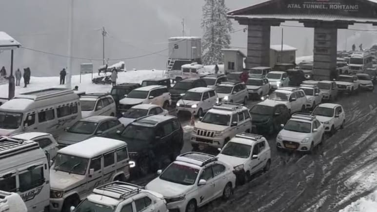 VIDEO: अटल टनल में फंसे हजारों पर्यटक, रोहतांग में बर्फबारी से दूर-दूर तक सैकड़ों गाड़ियों की लाइन