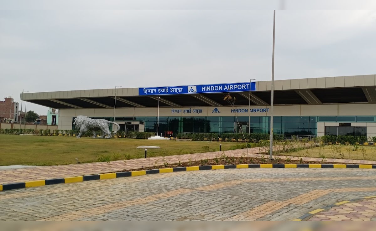 Hindon Airport: कौनसी एयरलाइंस हिंडन एयरपोर्ट से दे रही हैं सेवा? जानिए गाजियाबाद के इस हवाई अड्डे से कहां-कहां जा सकते हैं आप