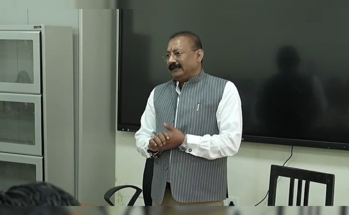 मंत्री जी आपने बच्चों को जो पढ़ाया वो सही नहीं था, यहां पढ़िए की सही बात क्या है