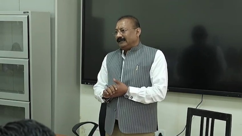 मंत्री जी आपने बच्चों को जो पढ़ाया वो सही नहीं था, यहां पढ़िए की सही बात क्या है