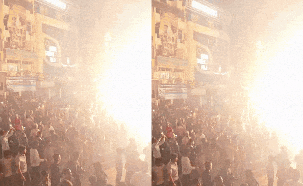 Video: उज्जैन में पुलिस पर फेंके सुतली बम, बहस की, जवानों ने लाठीचार्ज कर खदेड़ा