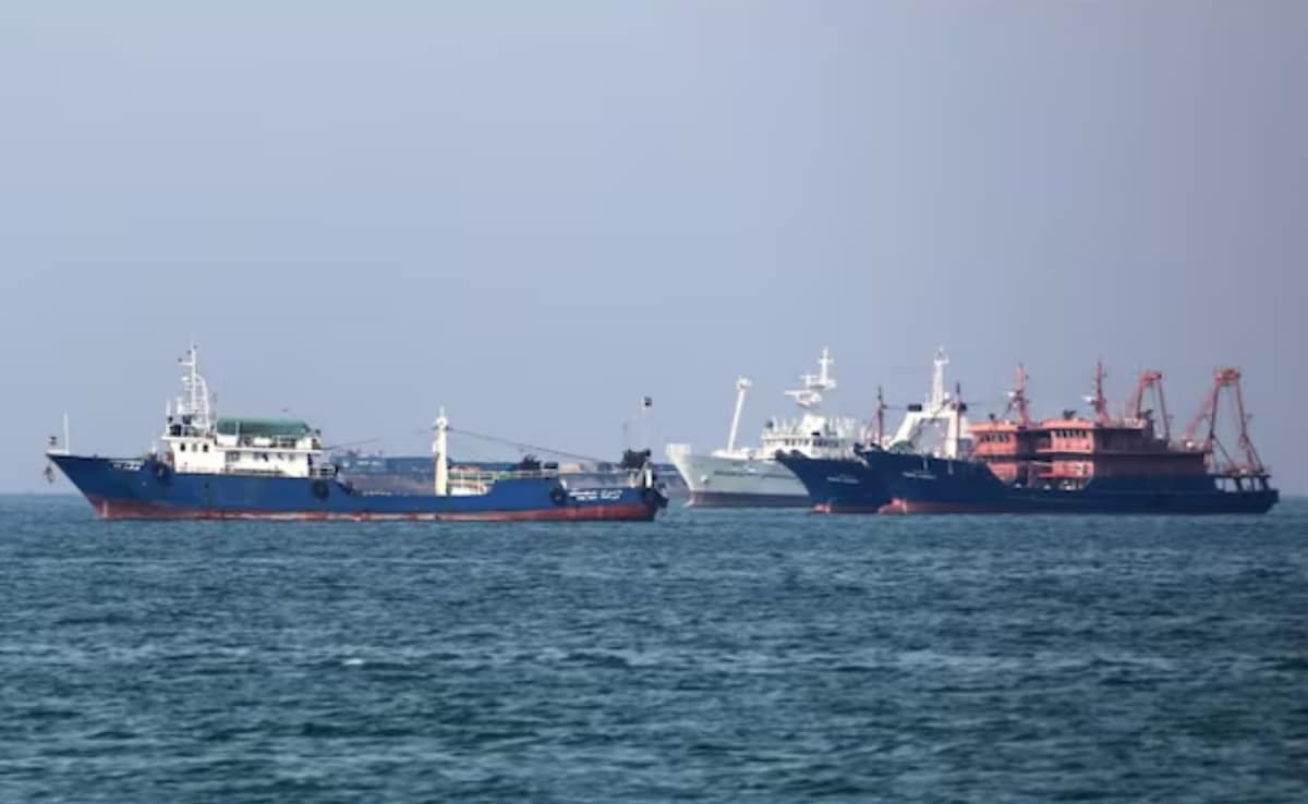 हॉर्मुज स्ट्रेट से गुजरते जहाज