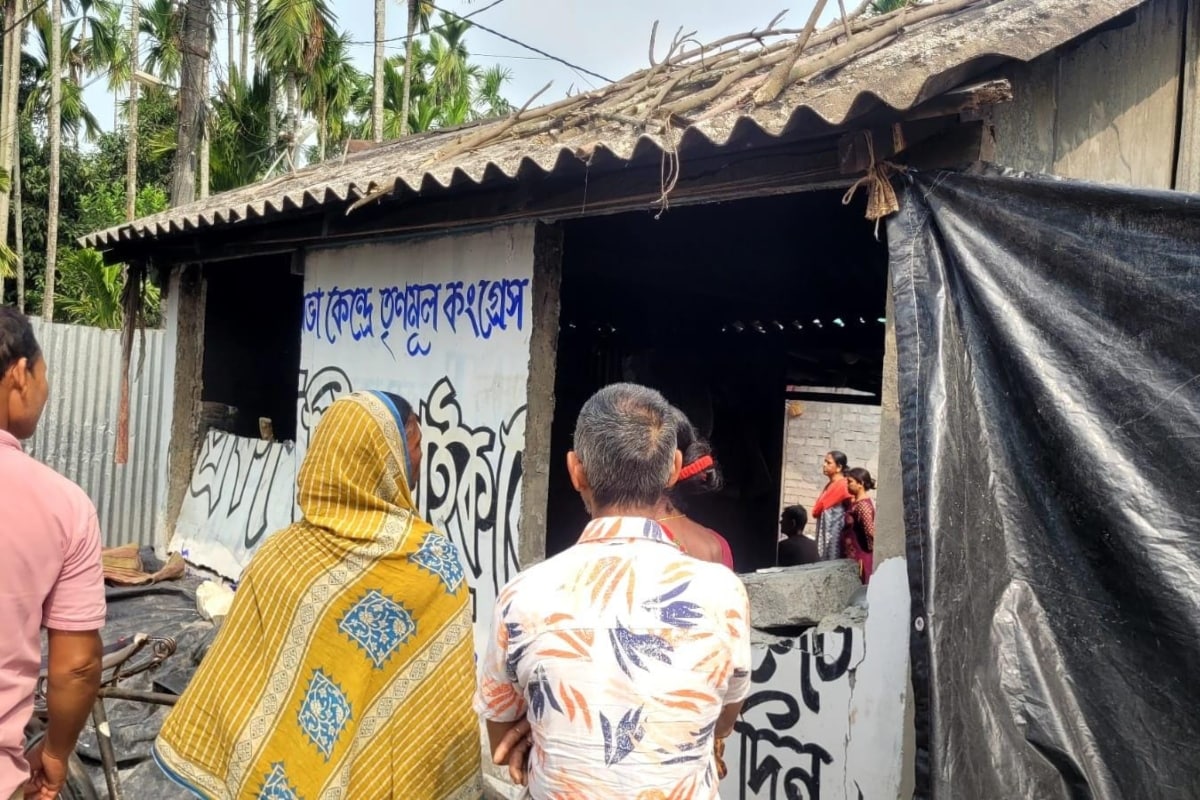 इस हमले में घर को भी काफी नुकसान पहुंचा.