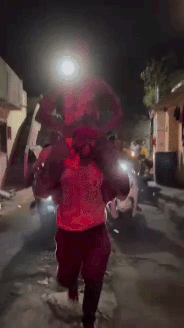 कोल्हापुर में दिखी दोस्ती की मिसाल, सेना में भर्ती हुआ दोस्त तो मित्र ने कंधे पर बैठाकर घुमाया, VIDEO गर्व से भर देगा