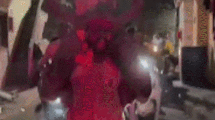 कोल्हापुर में दिखी दोस्ती की मिसाल, सेना में भर्ती हुआ दोस्त तो मित्र ने कंधे पर बैठाकर घुमाया, VIDEO देखिए