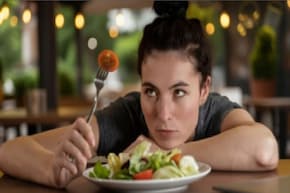 कुर्सी पर लंबे समय तक बैठकर काम करने वालों की सेहत को होता है नुकसान, जानिए कैसे करें बचाव