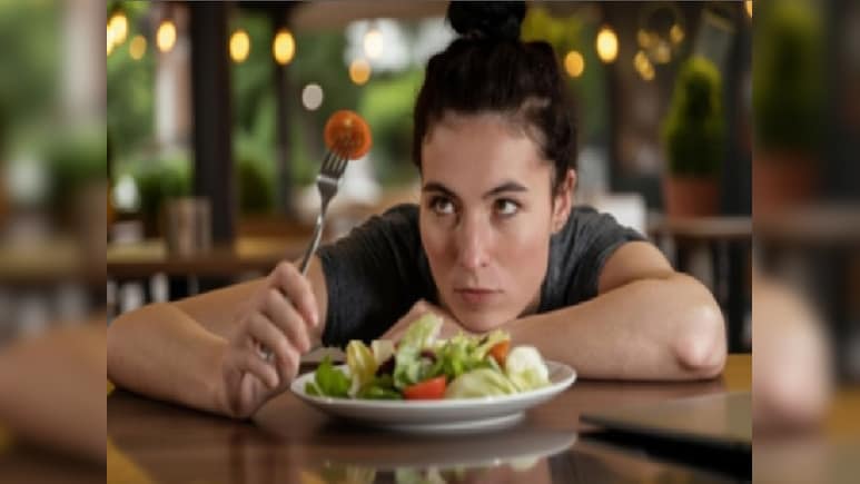 कुर्सी पर लंबे समय तक बैठकर काम करने वालों की सेहत को होता है नुकसान, जानिए कैसे करें बचाव