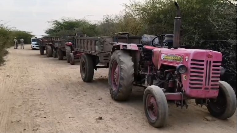 टोंक में अवैध खनन पर पुलिस का बड़ा एक्शन, एक दर्जन ट्रैक्टर-ट्रॉलियां जब्त; तीन आरोपी गिरफ्तार
