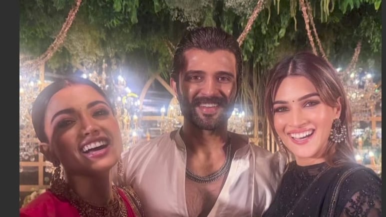 At Rashmika Mandanna-Vijay Deverakonda's Hyderabad Reception, Kriti Sanon Adds <i>Cocktail 2</i> Glam