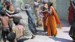 Sangli News: बाबो! इथे पत्नीने पतीला काठीने मारण्याची आहे प्रथा; मिरजेतील 'या' होळीची राज्यात चर्चा