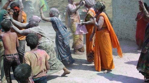 Sangli News: बाबो! इथे पत्नीने पतीला काठीने मारण्याची आहे प्रथा; मिरजेतील 'या' होळीची राज्यात चर्चा