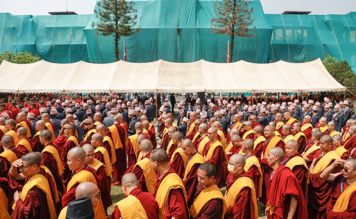 शुक्रवार को राजधानी काठमांडू में आयोजित बालेन शाह के शपथ ग्रहण समारोह में शामिल होने आए बौद्ध भिक्षु.