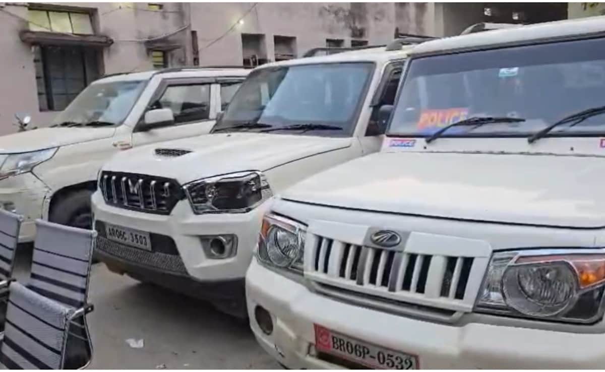 बरामद गाड़ियों की तस्वीर.