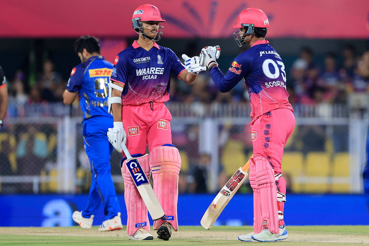 RR vs MI LIVE Score IPL 2026: राजस्थान रॉयल्स को लगा दूसरा झटका, कप्तान रियान पराग आउट