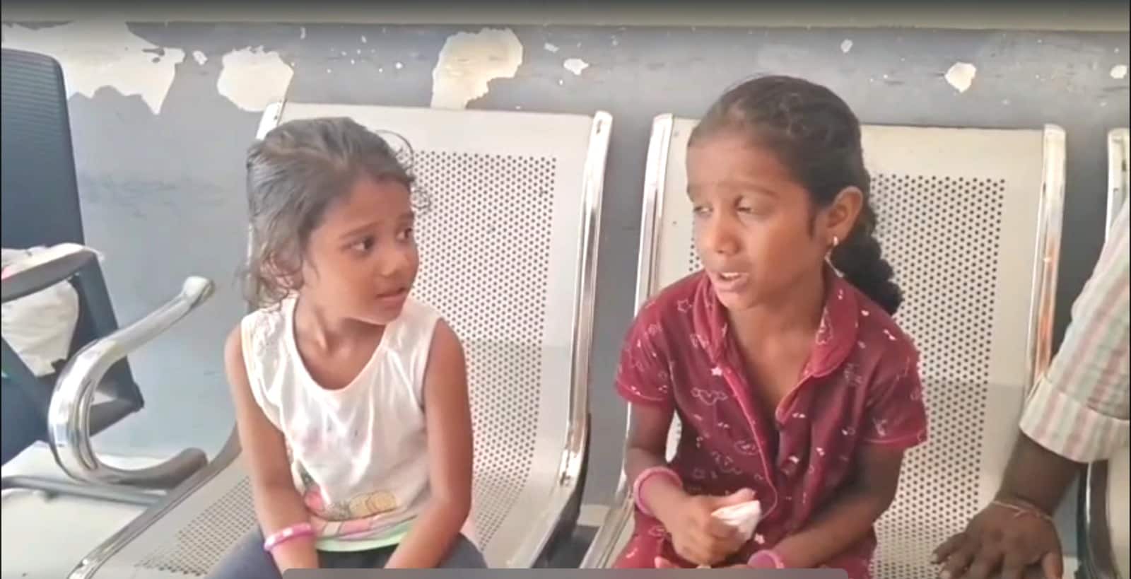 Telangana Family Dispute: इन्हीं दोनों मासूम बच्चियों को थाने में छोड़कर गुस्से में चले गए मां-बाप. अब दोनों बच्चियां अपनी दादी के पास सुरक्षित हैं.