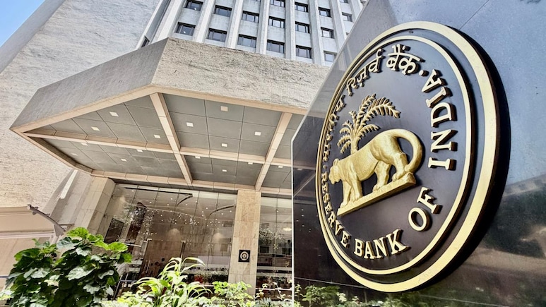 RBI ने इस NBFC पर ठोका जुर्माना, गिरवी गोल्&zwj;ड पर गड़बड़ी पड़ी भारी! पूरा मामला समझ लें, आपके भी काम आएगा