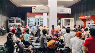 भारत में नेपाल की गाड़ियों को पेट्रोल-डीजल देना बंद, बॉर्डर के पास पेट्रोल पंप को लेकर प्रशासन का फैसला