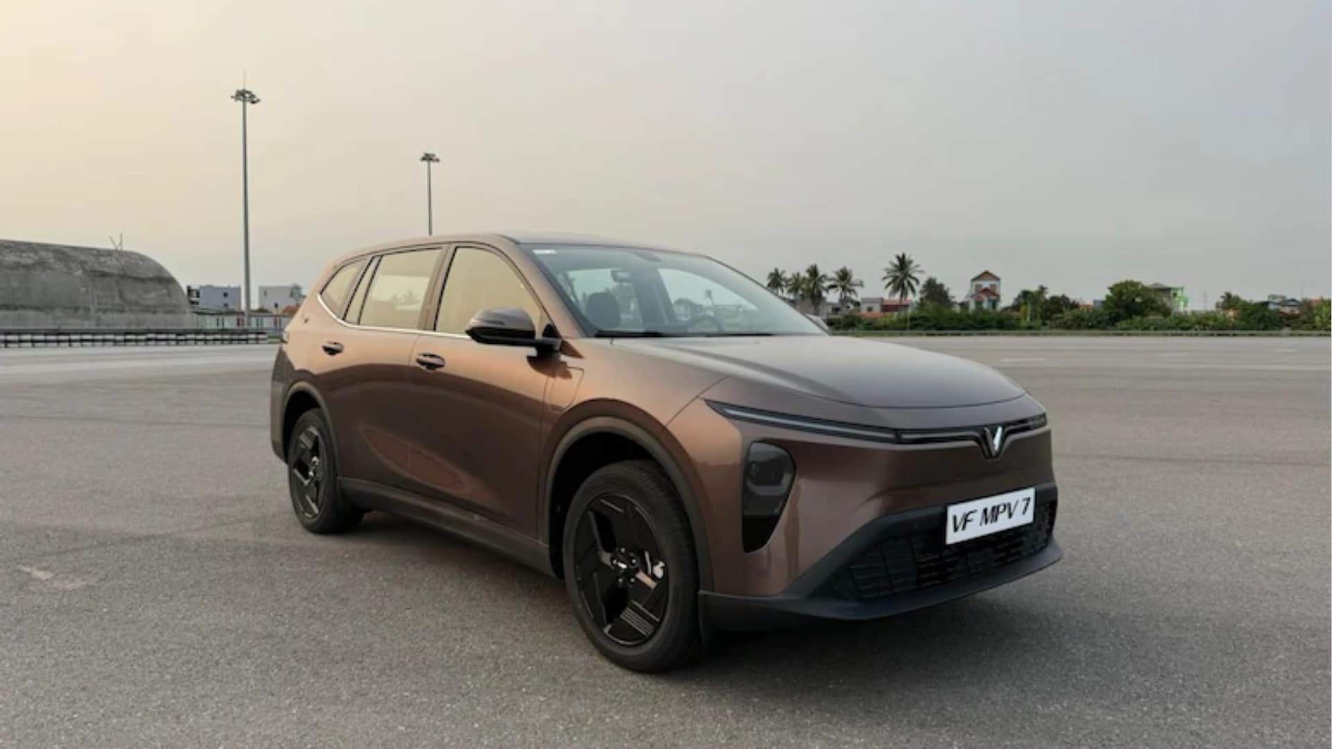 VinFast की VF MPV 7 में मिलेगी 60.1 kWh की बैटरी, 15 अप्रैल को लॉन्च