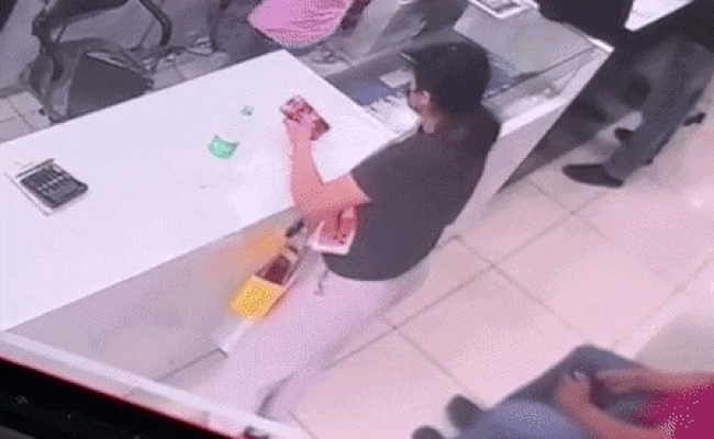 ग्राहक बनकर आई लड़की ने पलक झपकते iPhone किया गायब, डिब्बे में छोड़ गई खिलौना, CCTV में कैद लेडी चोर