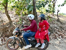 IAS लीना मंडावी बाइक से पहुंचीं उस गांव, जहां आज तक नहीं गया कोई अफसर