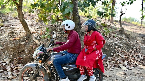 IAS लीना मंडावी बाइक से पहुंचीं उस गांव में, जहां आज तक नहीं गया कोई अफसर