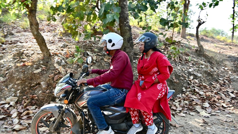 IAS लीना मंडावी बाइक से पहुंचीं उस गांव, जहां आज तक नहीं गया कोई अफसर