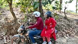 IAS लीना मंडावी बाइक से पहुंचीं उस गांव, जहां आज तक नहीं गया कोई अफसर