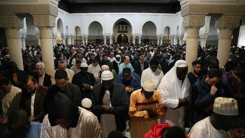 जुमे के दिन मुस्लिमों के भीड़ जुटाने पर रोक, फ्रांस की राजधानी में क्यों लगा बैन?