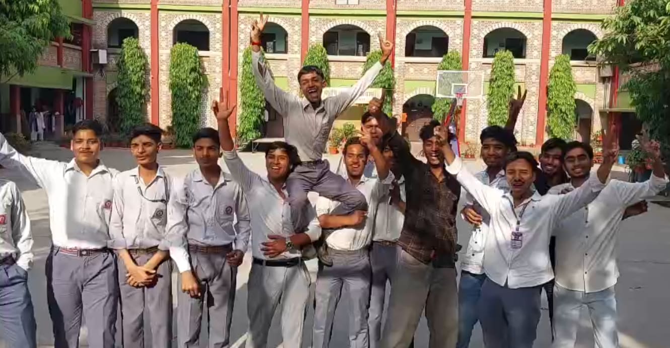 UP Board Result: मेहनत के आगे नतमस्तक हुई गरीबी; साधारण परिवार से आने वाले टिमोटी और अयान ने किया गाजियाबाद टॉप