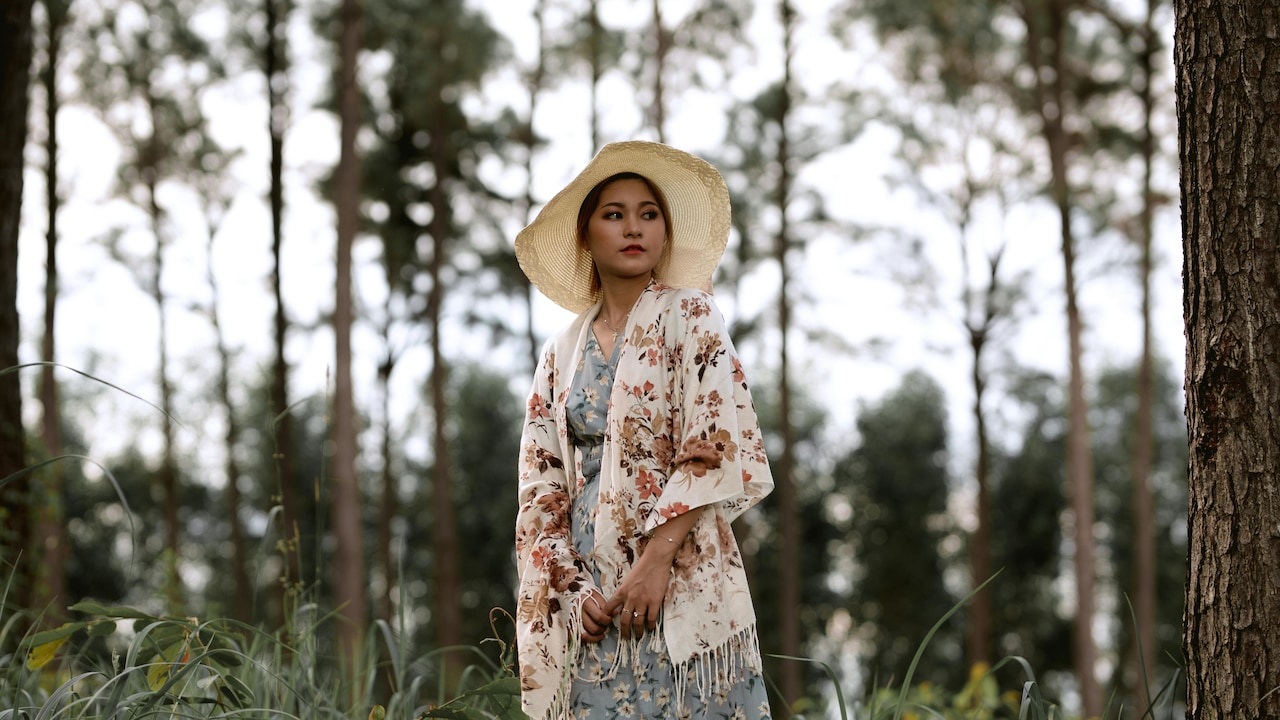 How To Layer Without Bulk: Easy Shrug Styling Tips For Everyday Wear