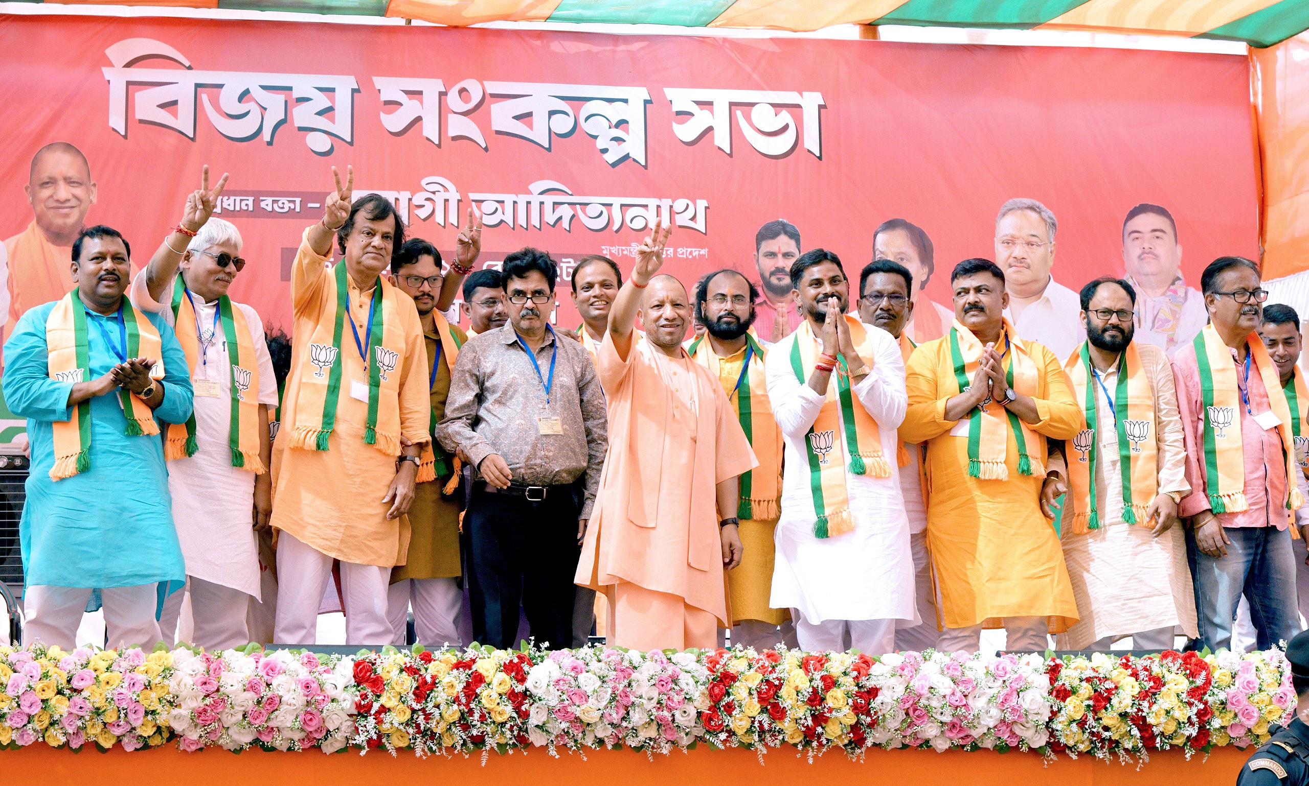 पश्चिम बंगाल में चुनावी जनसभा को संबोधित करते यूपी सीएम योगी आदित्यनाथ.