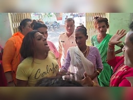 सागर थाने में हंगामा: किन्नरों के दो गुट भिड़े, पुलिस के सामने चलीं चप्पलें