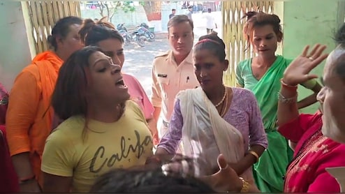 सागर थाने में हंगामा: किन्नरों के दो गुट भिड़े, पुलिस के सामने चलीं चप्पलें