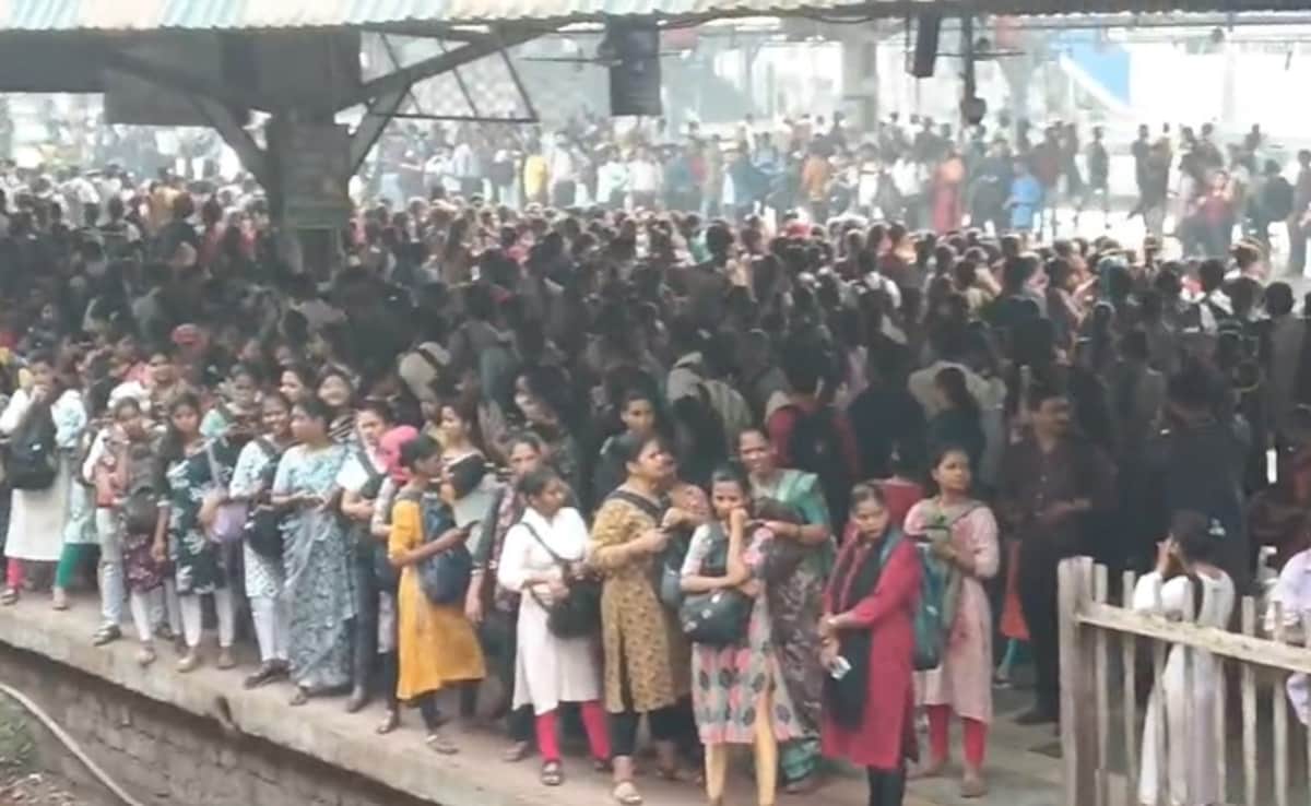 डोम्बिवली स्टेशन के पास पटरी से कल उतरी थी ट्रेन, आज स्‍टेशन पर नजर आ रही भारी भीड़, जानें वजह