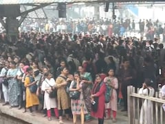 डोम्बिवली स्टेशन के पास पटरी से कल उतरी थी ट्रेन, आज स्‍टेशन पर नजर आ रही भारी भीड़, जानें वजह