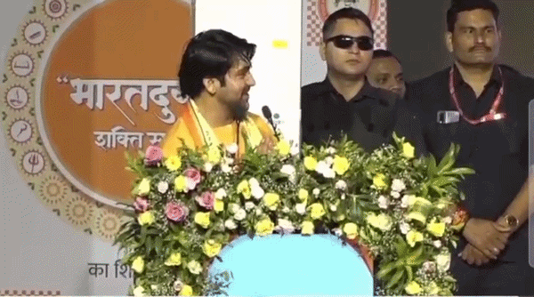 चार बच्चे पैदा करो,  एक स्वयंसेवक संघ को दो... धीरेंद्र शास्त्री की अपील सुन मुस्करा उठे मोहन भागवत