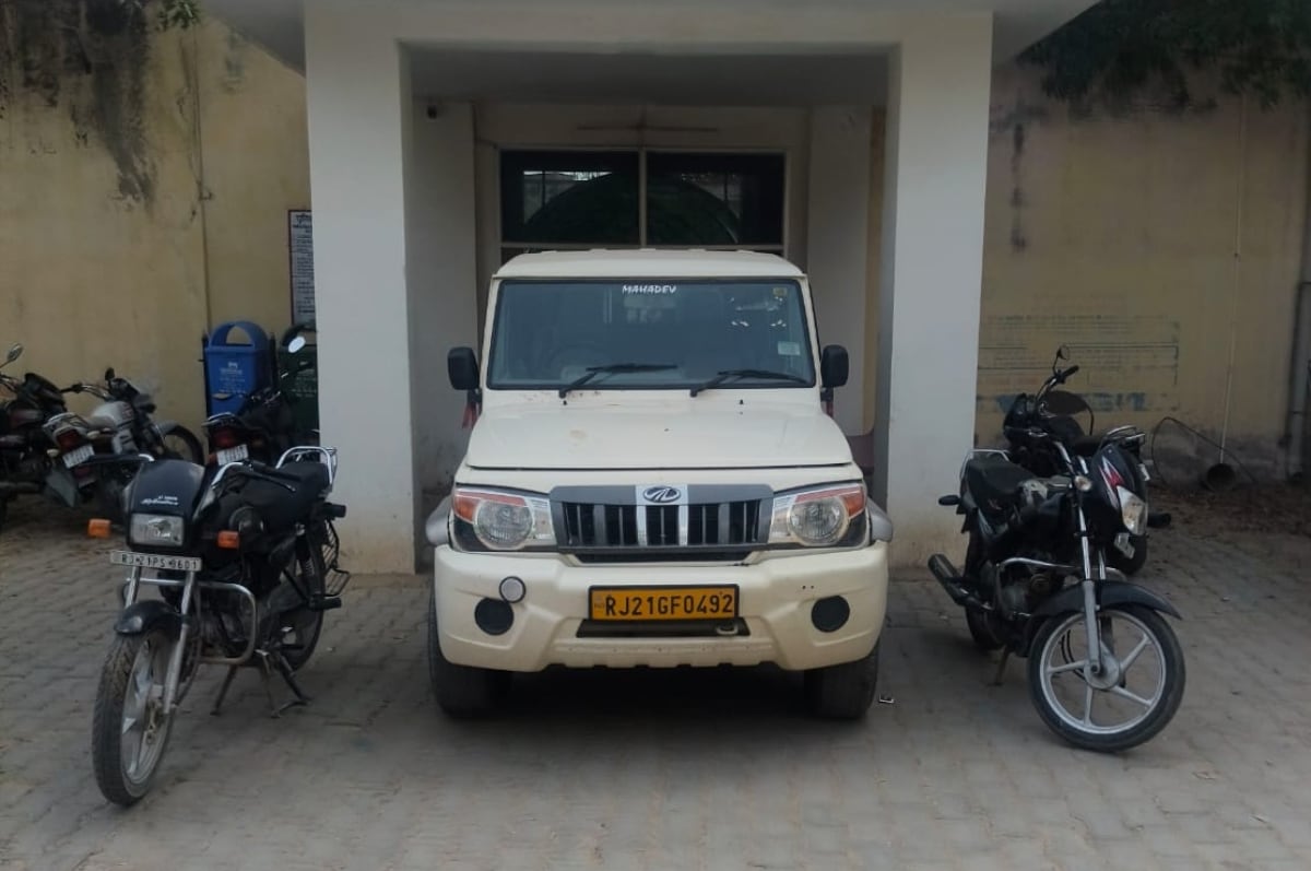 तीनों गाड़ियों को पुलिस ने जब्त कर लिया है. 