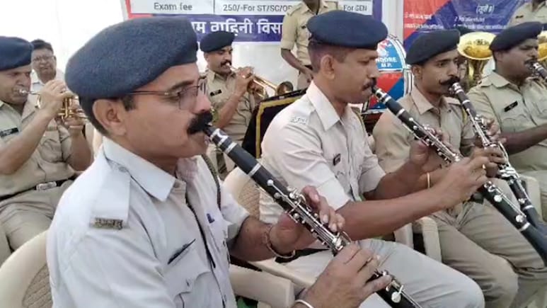 MP Police Band Bharti: बैंड बजाकर भी मिल सकती है पुलिस की नौकरी, एमपी में अनोखा प्रचार