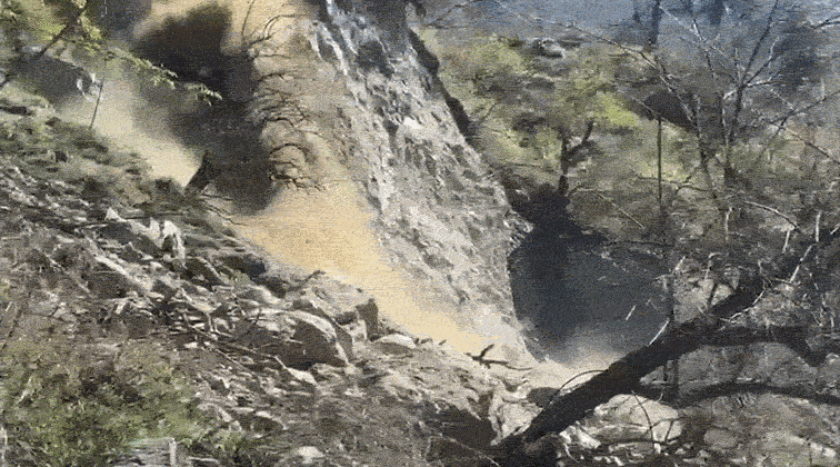 JCB से चल रहा था काम, अचानक पहाड़ से गिरने लगे पत्थर, बाल-बाल बचे लोग - Viral Video