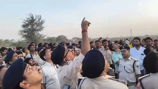 टेंशन मत ले, 1 घंटे में तेरी शादी करा दूंगा... बिजली के हाई टेंशन टावर पर चढ़ी लड़की तो छूटे दरोगा जी के पसीन