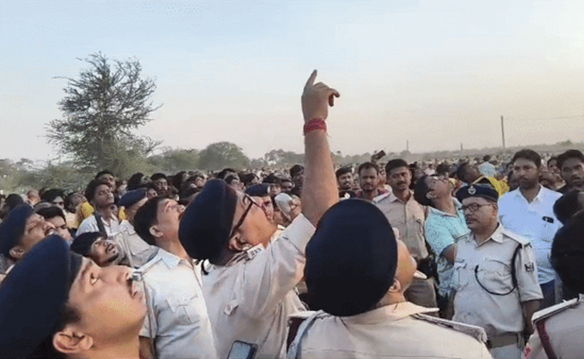 टेंशन मत ले, 1 घंटे में तेरी शादी करा दूंगा... बिजली के हाई टेंशन टावर पर चढ़ी लड़की तो छूटे दरोगा जी के पसीने