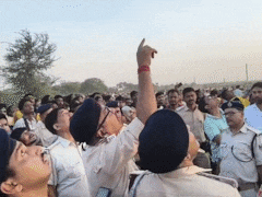 टेंशन मत ले, 1 घंटे में तेरी शादी करा दूंगा... बिजली के हाई टेंशन टावर पर चढ़ी लड़की तो छूटे दरोगा जी के पसीने