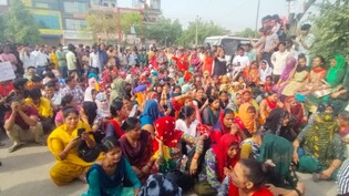 &ldquo;8 घंटे के दौरान चाय भी नहीं देते", वेतन बढ़ोतरी के लिए भिवाड़ी में धरना, प्रबंधन पर फूटा मजदूरों का गुस्सा