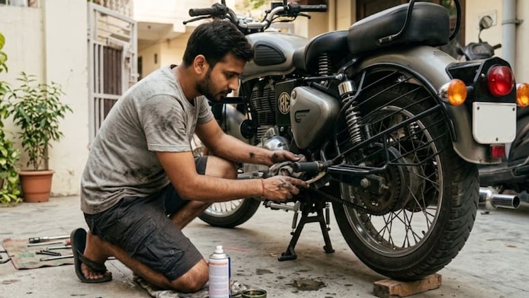 घर पर मैकेनिक से बढ़िया Bike की चेन साफ करने का आसान तरीका