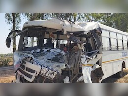 दो बसों की आमने-सामने टक्&zwj;कर, आधा दर्जन से अध&zwj;िक लोग घायल; दो की हालत गंभीर&nbsp;