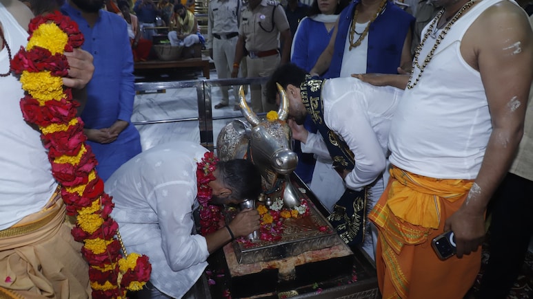 महाकाल के दर्शन करने पहुंचे अक्षय कुमार, टाइगर और डिंपल कपाड़िया, बाबा से की देश की तरक्की की कामना