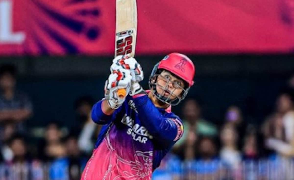 Vaibhav Suryavanshi: वैभव सूर्यवंशी ने 15 गेंद में अर्धशतक ठोककर रचा इतिहास, अभिषेक शर्मा और निकोलस पूरन की कर ली बराबरी