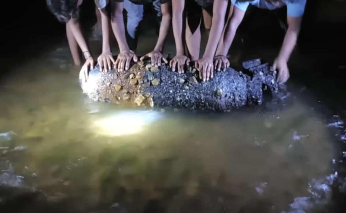 झारखंड: मछली पकड़ने गए ग्रामीणों के उड़े होश… पानी के अंदर दिखा द्वितीय विश्व युद्ध का विशाल बम, मचा हड़कंप